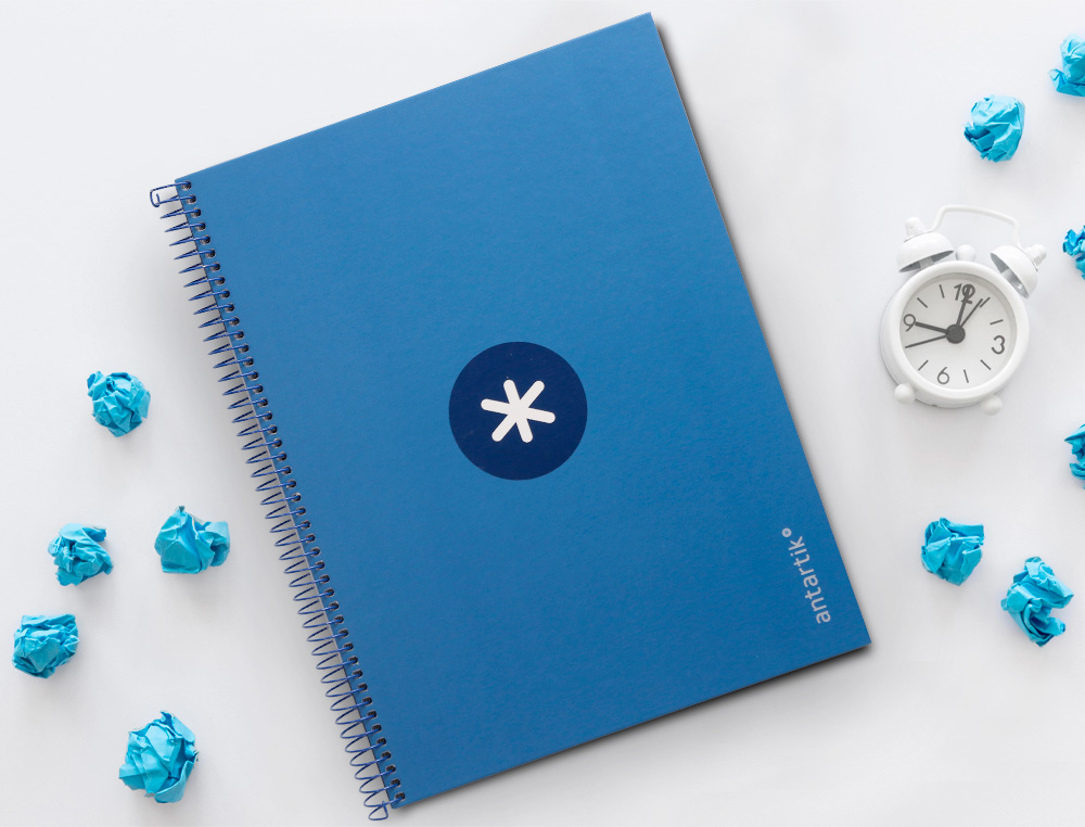 CAHIER SPIRALE ANTARTIK A4 160P 90G COUVERTURE REMBORDEE 5X5 MM 4 TROUS 1 BANDE COLORISBLEU FONCE